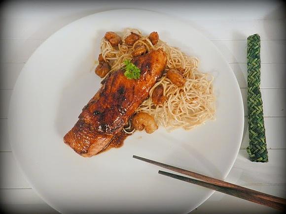 Salmón teriyaki con fideos fritos