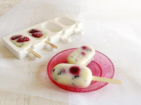 Mini helados de yogur con chips de chocolate y frambuesas