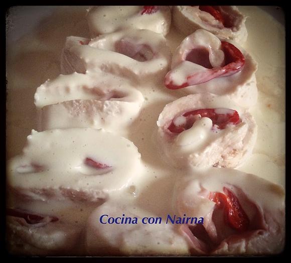 Pechuga rellena de Piquillo con salsa de queso Philadelphia