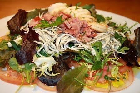 Ensalada templada de gulas, langostinos y jamón con lechuga variada