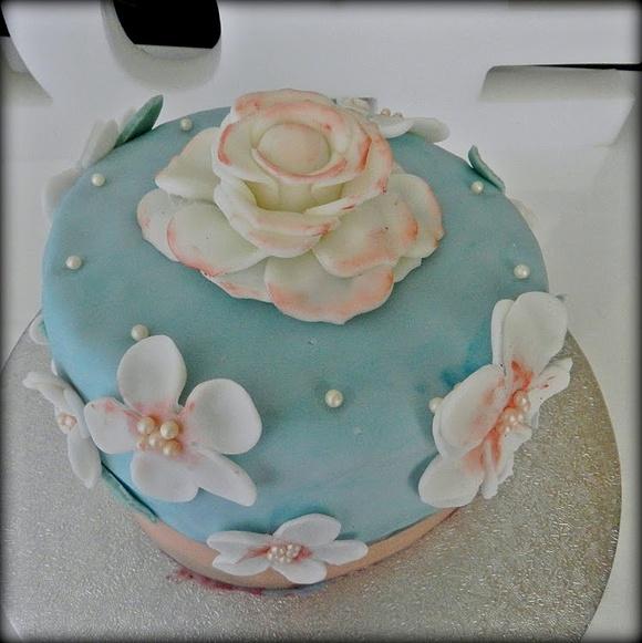 Tarta de fondant y bizcocho de chocolate blanco