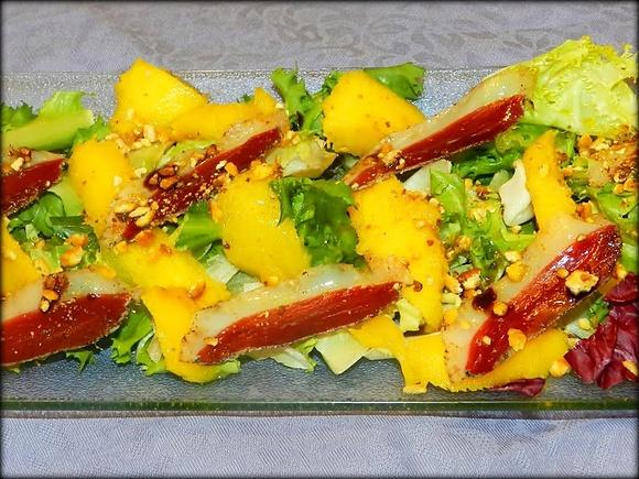 Ensalada de mango y jamón de pato