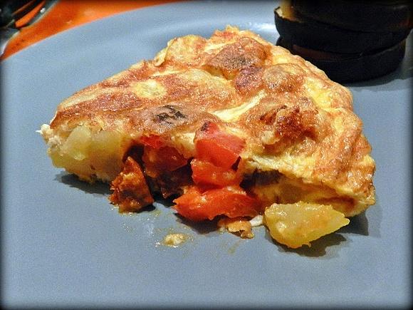 Tortilla de patata con chorizo y pimiento