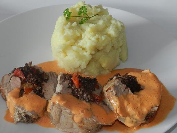 Solomillo relleno de morcilla y pimientos del piquillo