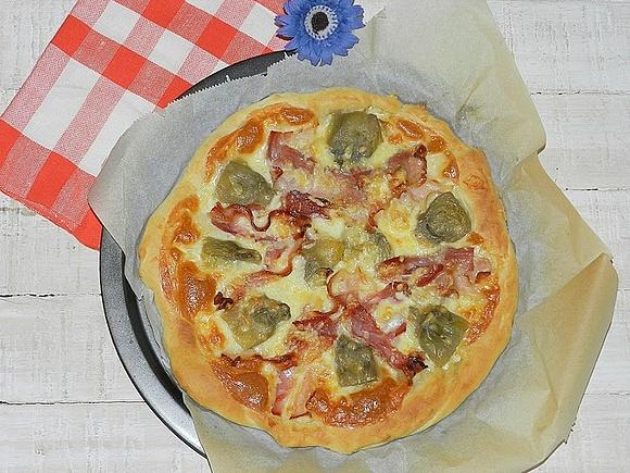 Pizza bianca di carciofi e pancetta