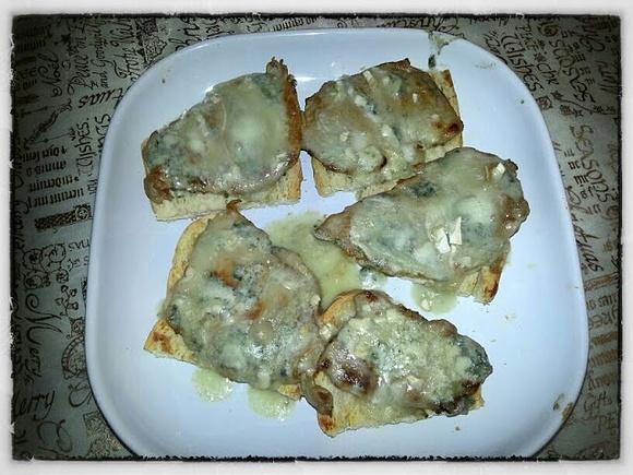 Montaditos de lomo con queso de cabra y roquefort
