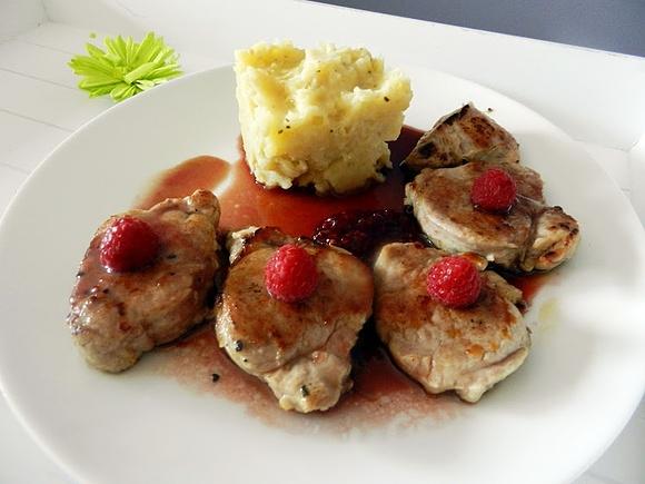 Solomillo con salsa de frambuesas y parmentier al romero