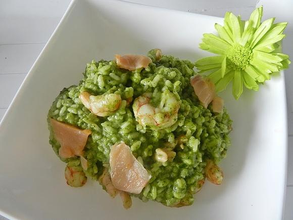 Arroz verde con gambas y salmón