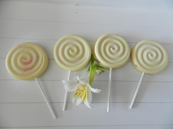 Piruletas de chocolate blanco y biscuit rose de Reims