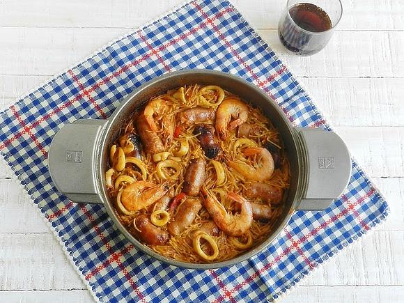 Fideuá de butifarra, calamares y langostinos
