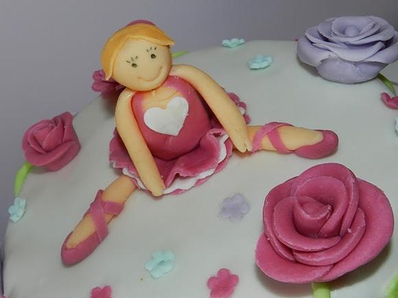 Tarta bailarina con bizcocho de galleta y frosting de nubes