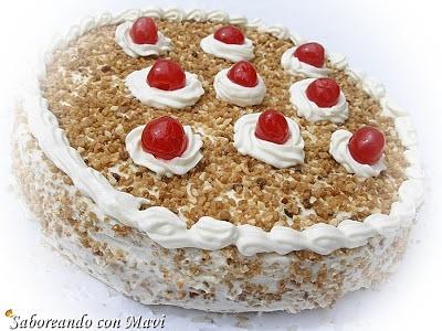Tarta de crema y nata con crocanti
