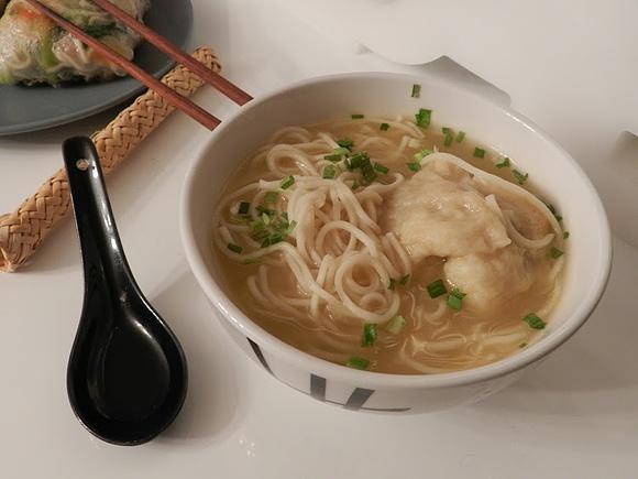 Sopa de noodles con bolitas de gambas