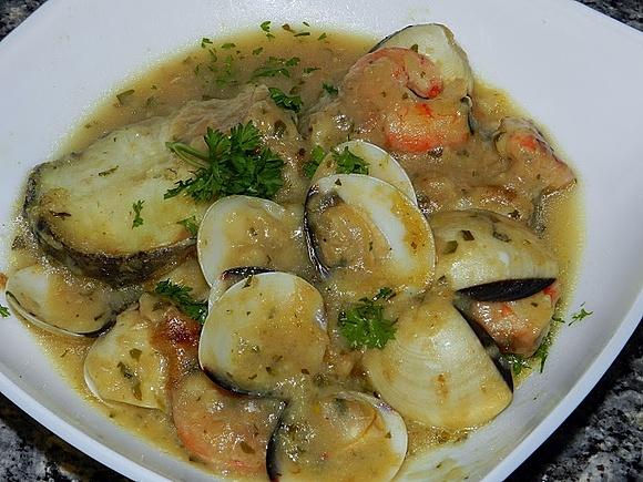 Merluza en salsa verde con almejas