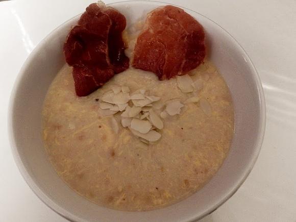 Crema de almendras con crujiente de jamón