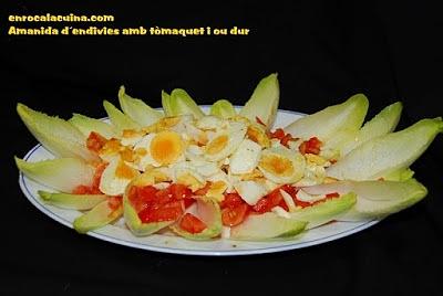 Ensalada de endívies con tomate y huevo duro
