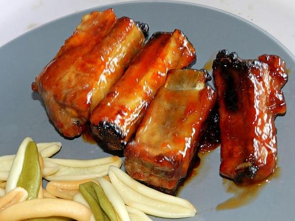 Costillas asadas con miel y ketchup