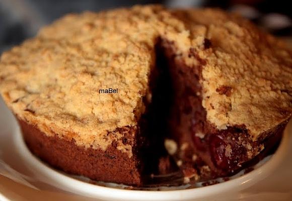 Tarta de cerezas con streusel de canela y chocolate