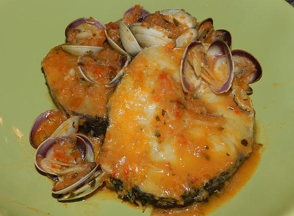 Merluza con almejas marinera