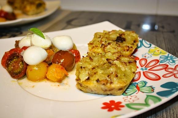 Tortillitas de patata con ensalada de cherrys asados