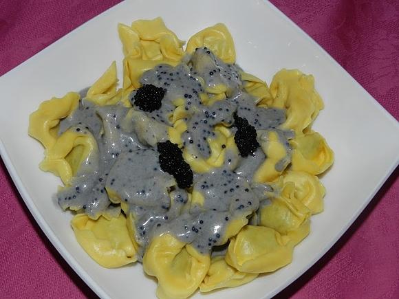 Tortellini de requesón y espinacas con caviar y anchoas
