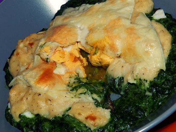 Espinacas a la crema con huevo pochê gratinado