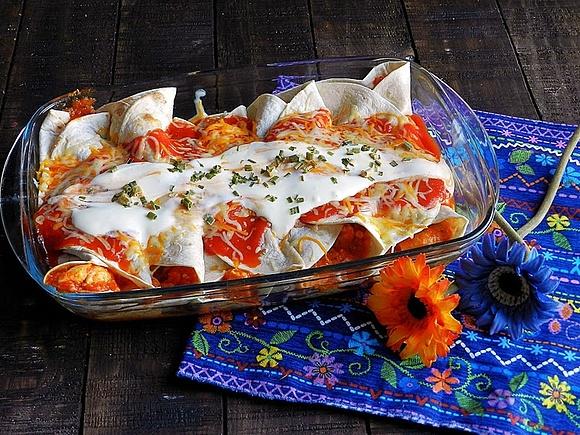 Enchiladas de pollo, huevo y queso