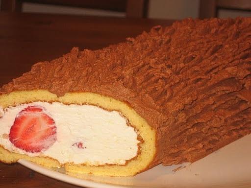 Tronco navideño con relleno y fresas