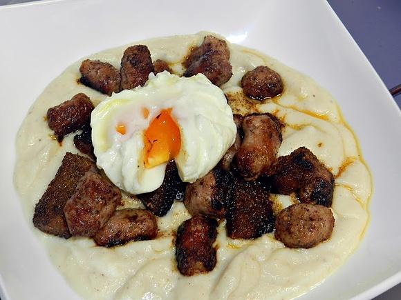 Crema de coliflor con salchichas y huevo poché