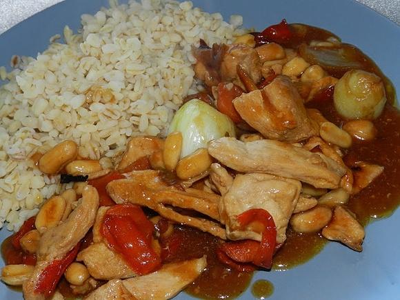 Pollo con cacahuetes