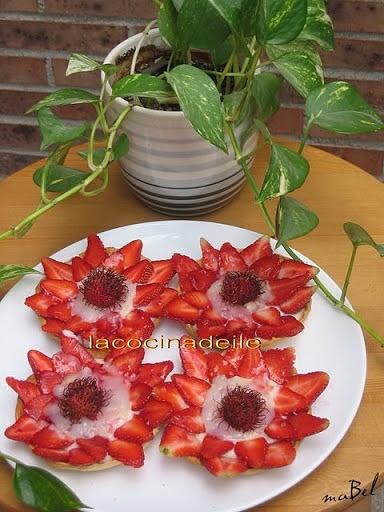 Tartas de fresa y rambutan