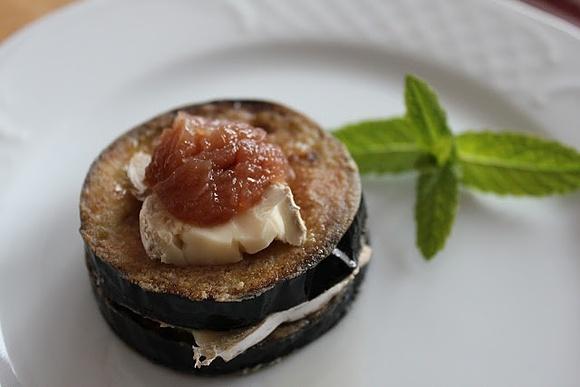 Bocado de berenjena con camembert y castaña en almíbar