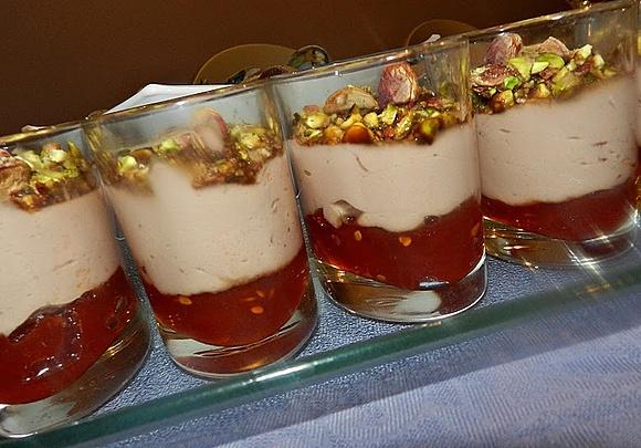 Vasitos de mousse de foie con mermelada de tomate
