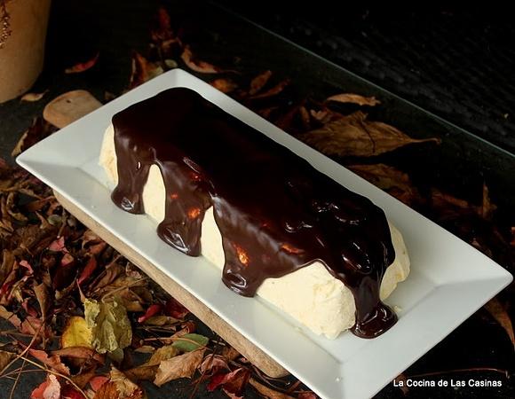 Tarta helada de caqui y cobertura de chocolate negro