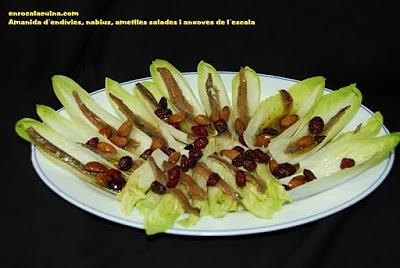 Ensalada de endívies, nabius, almendras y anchoas de l'Escala