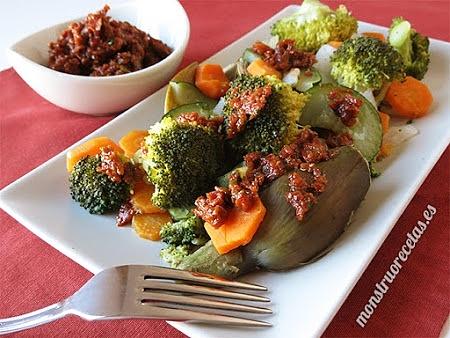 Verduras al vapor con salsa de tomate seco