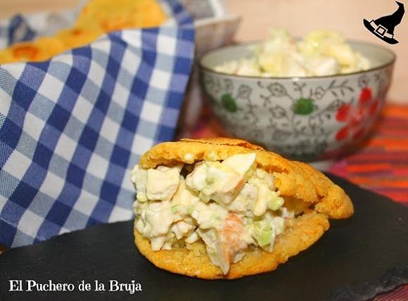 Arepas venezolanas rellenas de reina pepiada