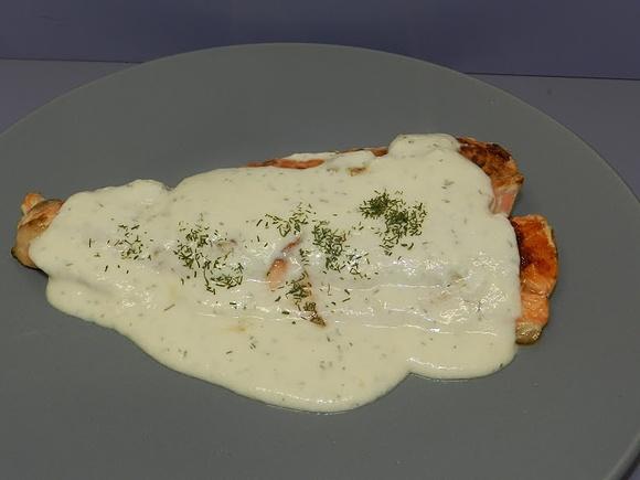 Salmon con crema de queso al eneldo