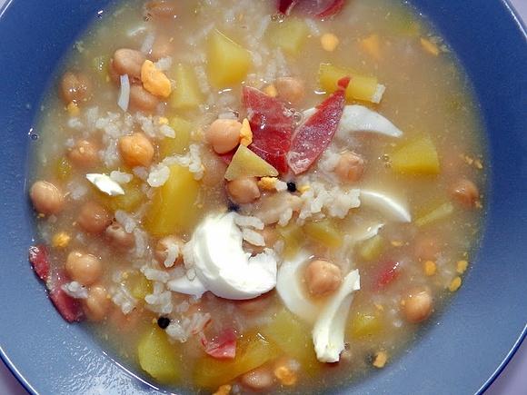 Sopa de arroz y garbanzos