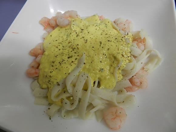 Tallaris con gambas y crema de curry