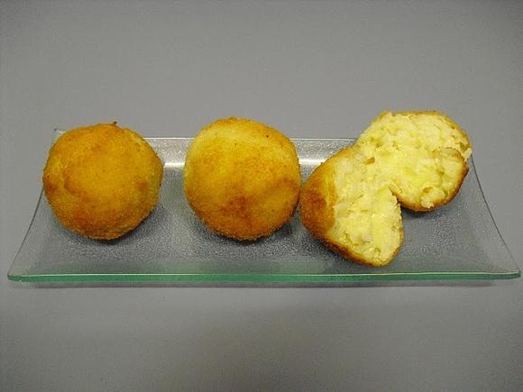 Bolas de arroz rellenas de Camembert