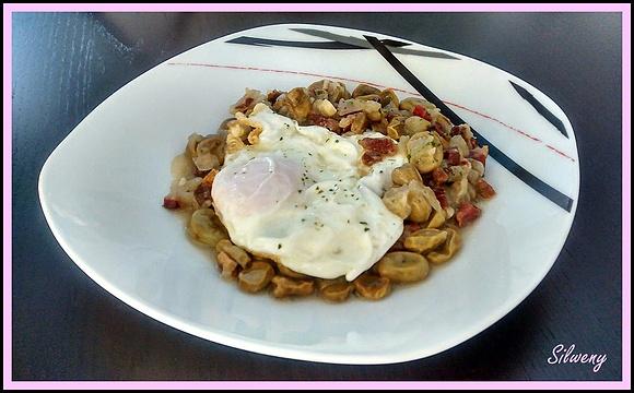 Habas con jamón y huevo