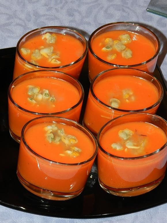 Chupitos de gazpacho con berberechos