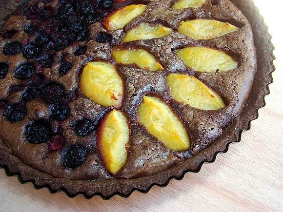 Tarta de chocolate, fruta y brownies