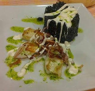 Arroz negro con chipirones y alioli