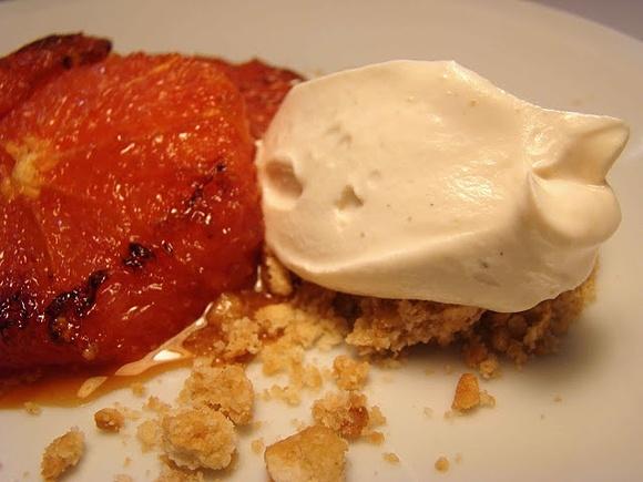 Yogur griego con pomelo a la parrilla, postre en 15 minutos