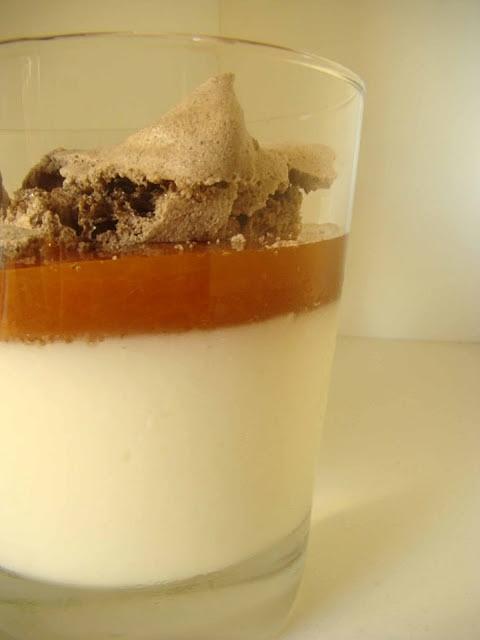 Postre de tres estaciones: panna cotta de yogur, mermelada de ciruelas y merengue de cacao