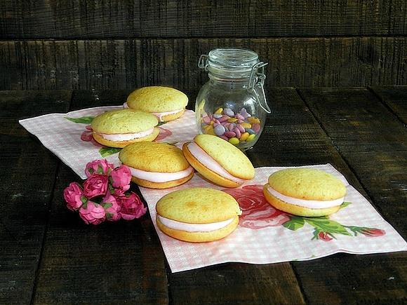 Whoopies de vainilla con marshmallow fluff de fresa