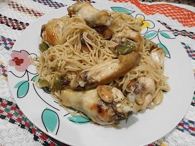 Pollo con fideos chinos