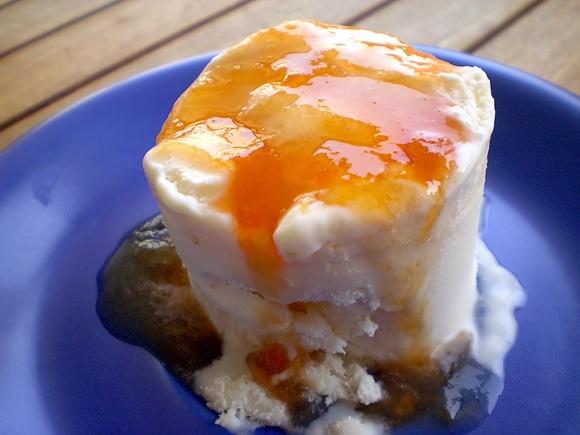 Gelat de formatge fresc i melmelada de pruna
